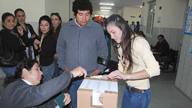 JovenesVotando.jpg