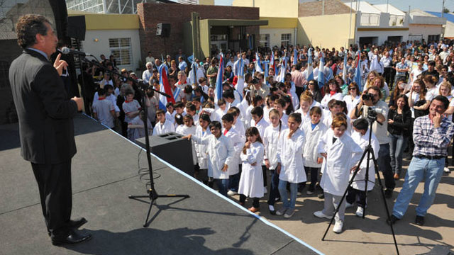 UrribarriInauguraEscuelaEspecialenSegui20120902.jpg