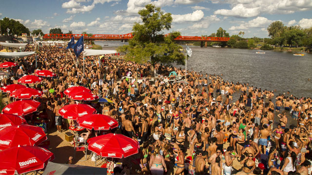 TuristasTurismoGualeguaychuPlaya20130209.jpg