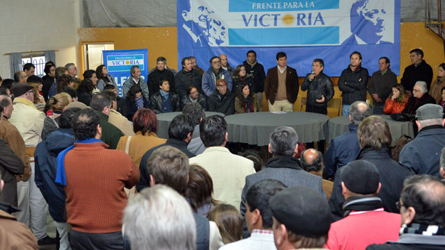 UrribarriYPrecandidatosCampaaenRacedoConcordia20130722.jpg