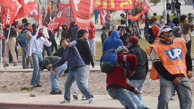 ManifestantesNeuquenVacaMuerta.jpg