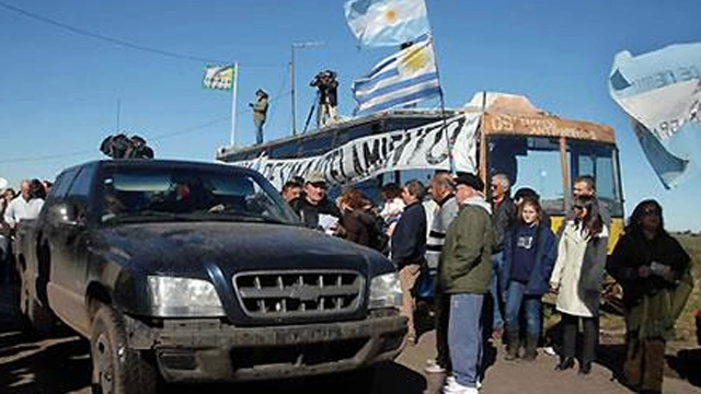 AsambleistasGualeguaychuBotnia.jpg