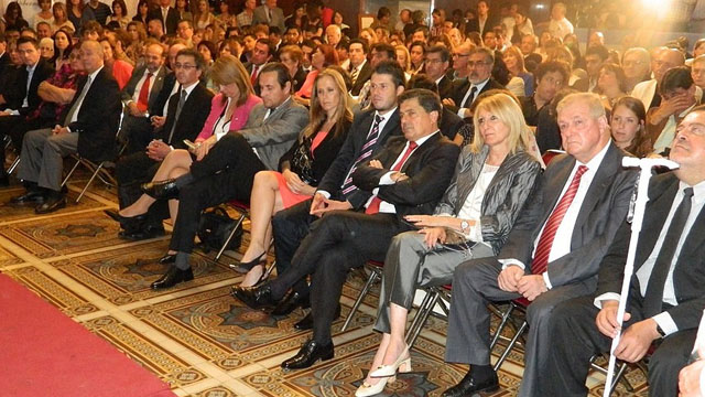 PremiosGobernadorCrestoSenado20131018.jpg