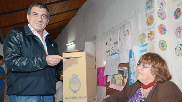 JoseCaceresVotando20131027.jpg