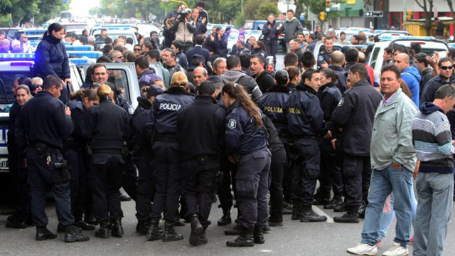 PoliciasAcuartelamientoProtesta20131209.jpg