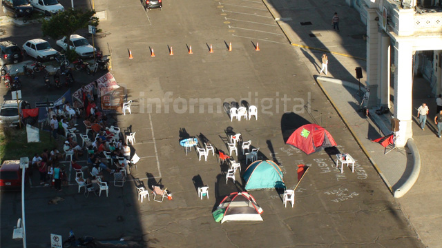 AcampeAgmerParanCasaDeGobierno20140121.jpg