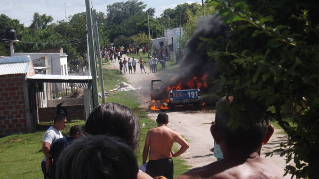 IncendioHernandariasAutopolicia20140214.jpg