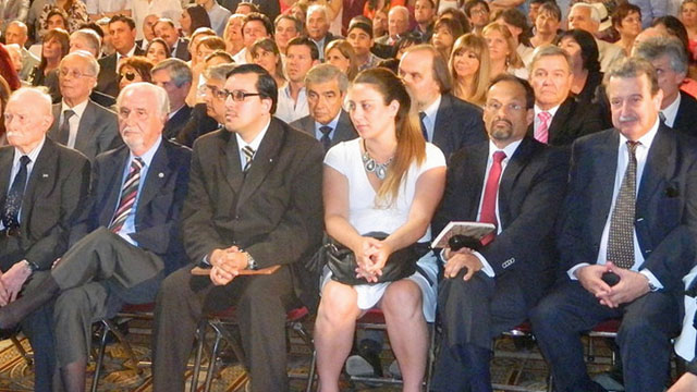 MercedesSolanasAmilcarGarciaPremiosCrestoSenado20141207.jpg