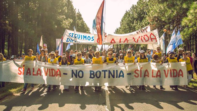 AsambleaAmbientalistasGualeguaychBotnia20140426.jpg