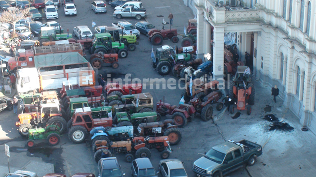 CampoCasaGobiernoTractores20150904.jpg