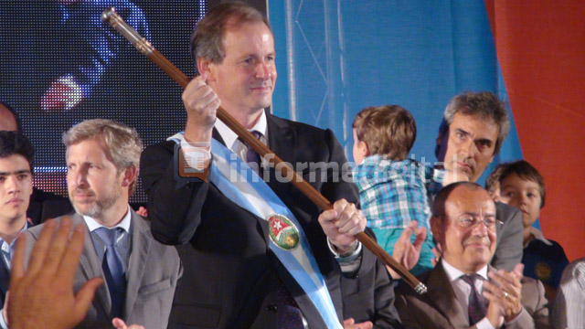 GustavoBordetBastonBandaGobernador20151211.jpg