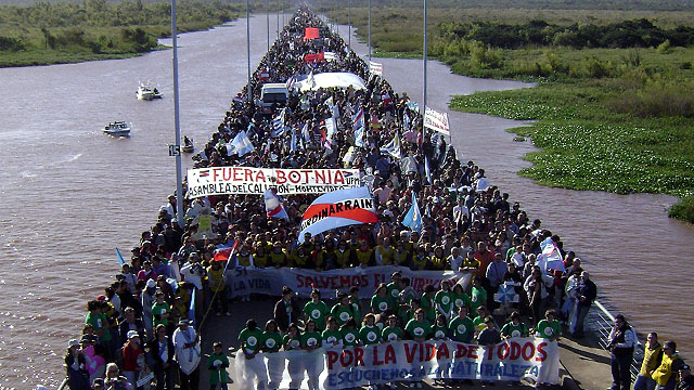 MarchaBotniaPuenteGualeguaychu.jpg