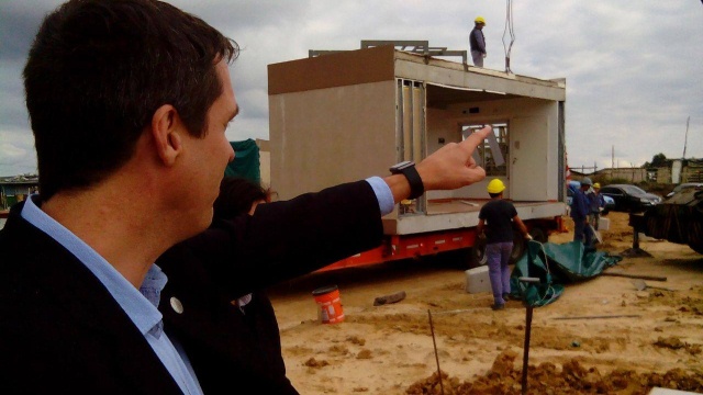 enrique recibiendo viviendas toyota.jpg