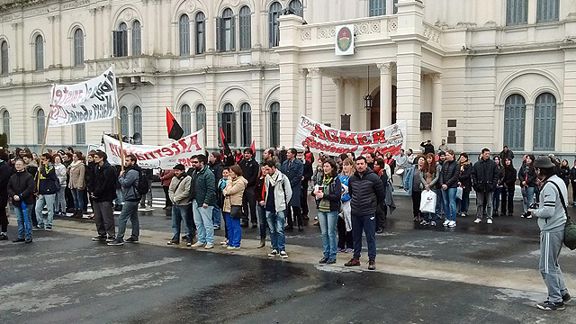 MarchaCasadeGobiernoAgmerParana2.jpg