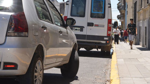 EstacionamientoAutosCalleVereda.jpg