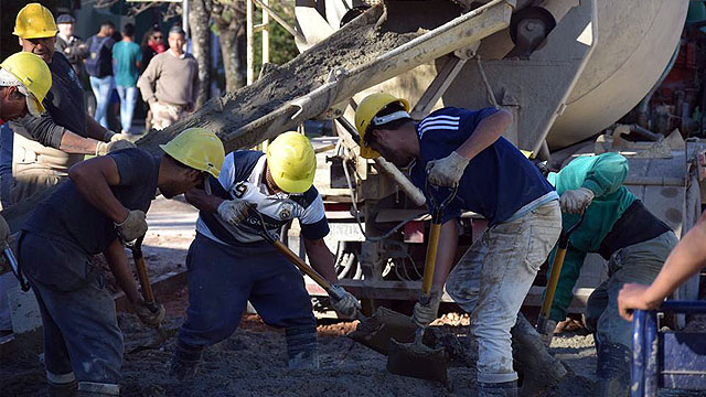 ObrerosTrabajadoresAsfaltoHormigonTrabajoConstruccionDesempleoObraPublica.jpg