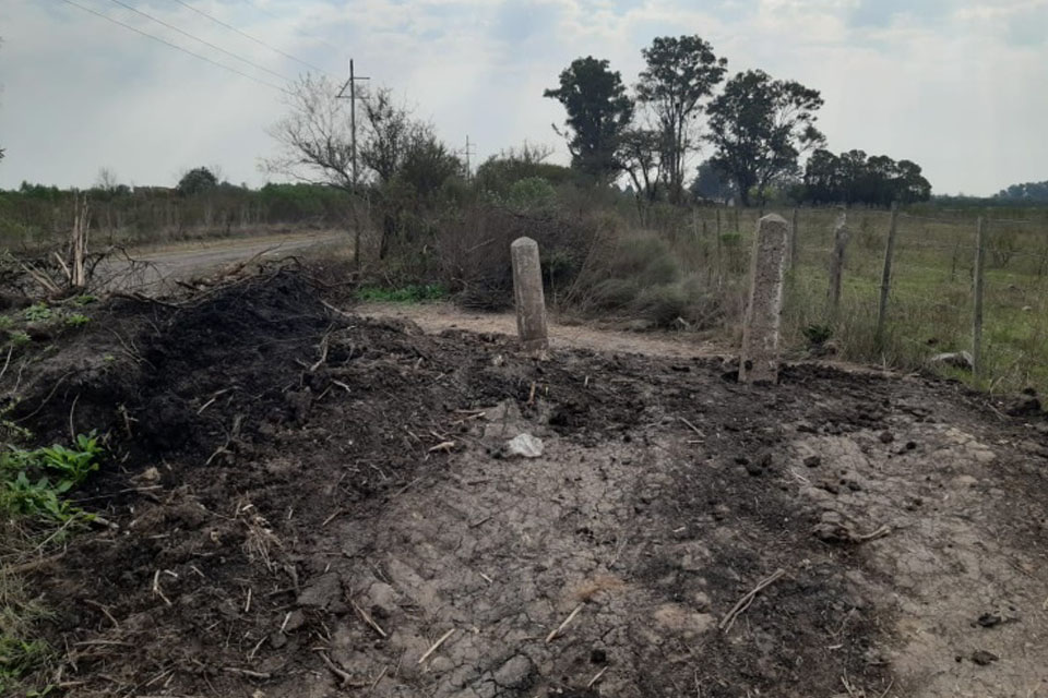 Mojones de cemento en accesos alternativos