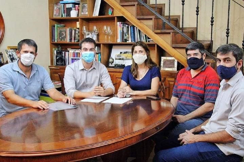 Firman convenio para comprar vehículos para el Municipio