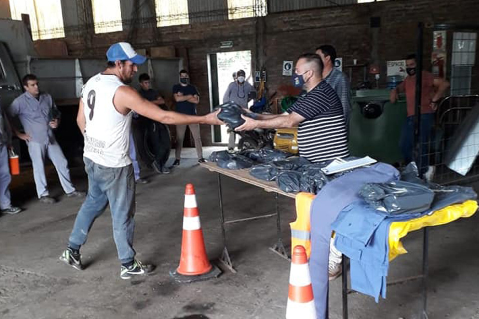 Entrega de indumentaria a agentes municipales