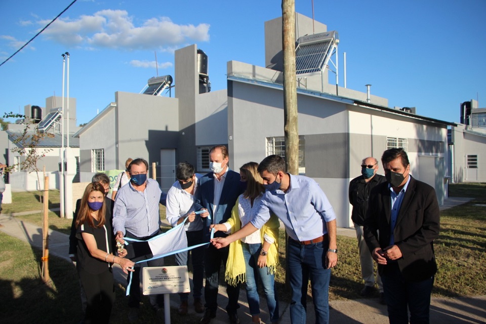 Bordet inauguró casas, una escuela y anunció obras en ruta 20