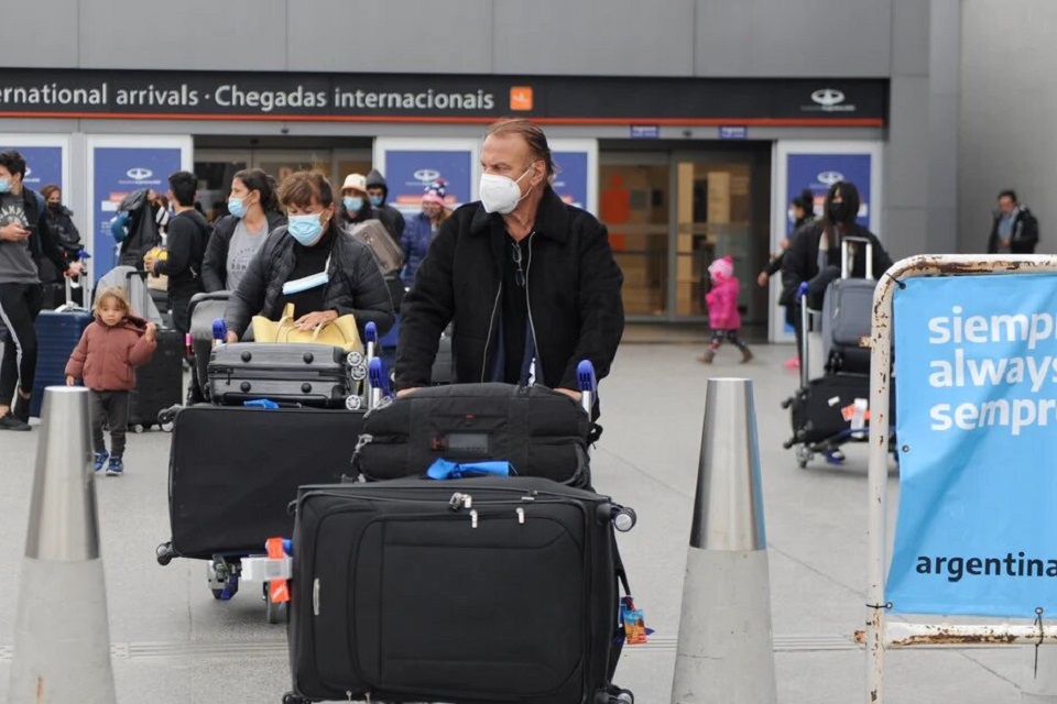 pasajeros-llegan-al-aeropuerto-internacional___a4_DkGnDY_1256x620__1