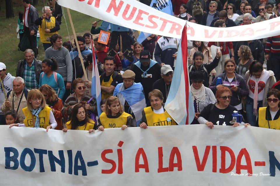 Vecinos-de-Gualeguaychú-protestaron-contra-la-pastera-Botnia