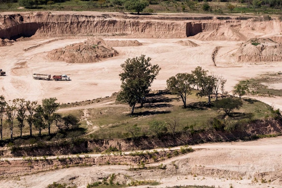 Las areneras extraen millones de litros de agua y cientos de toneladas de arena por día (Foto: Eduardo Bodiño)