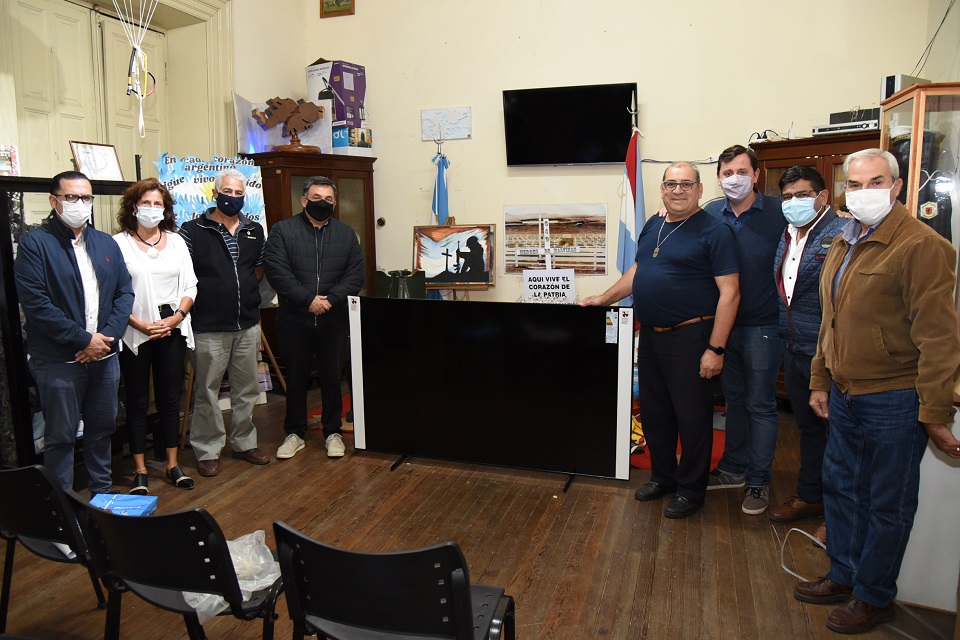 Entregaron un TV de 75 pulgadas a la Sala de Malvinas