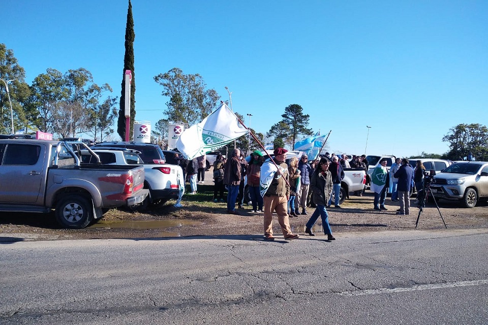 El titular de la FAA delegación Entre Ríos, Elvio Guía, junto a manifestantes.