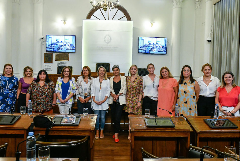 Stratta junto a legisladoras para integrar la Bicameral de Paridad