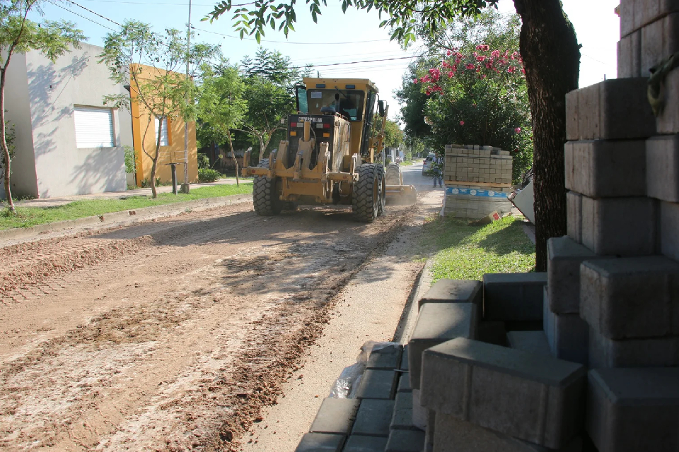 Se retomaron los trabajos de adoquinado sobre calle Sargento García